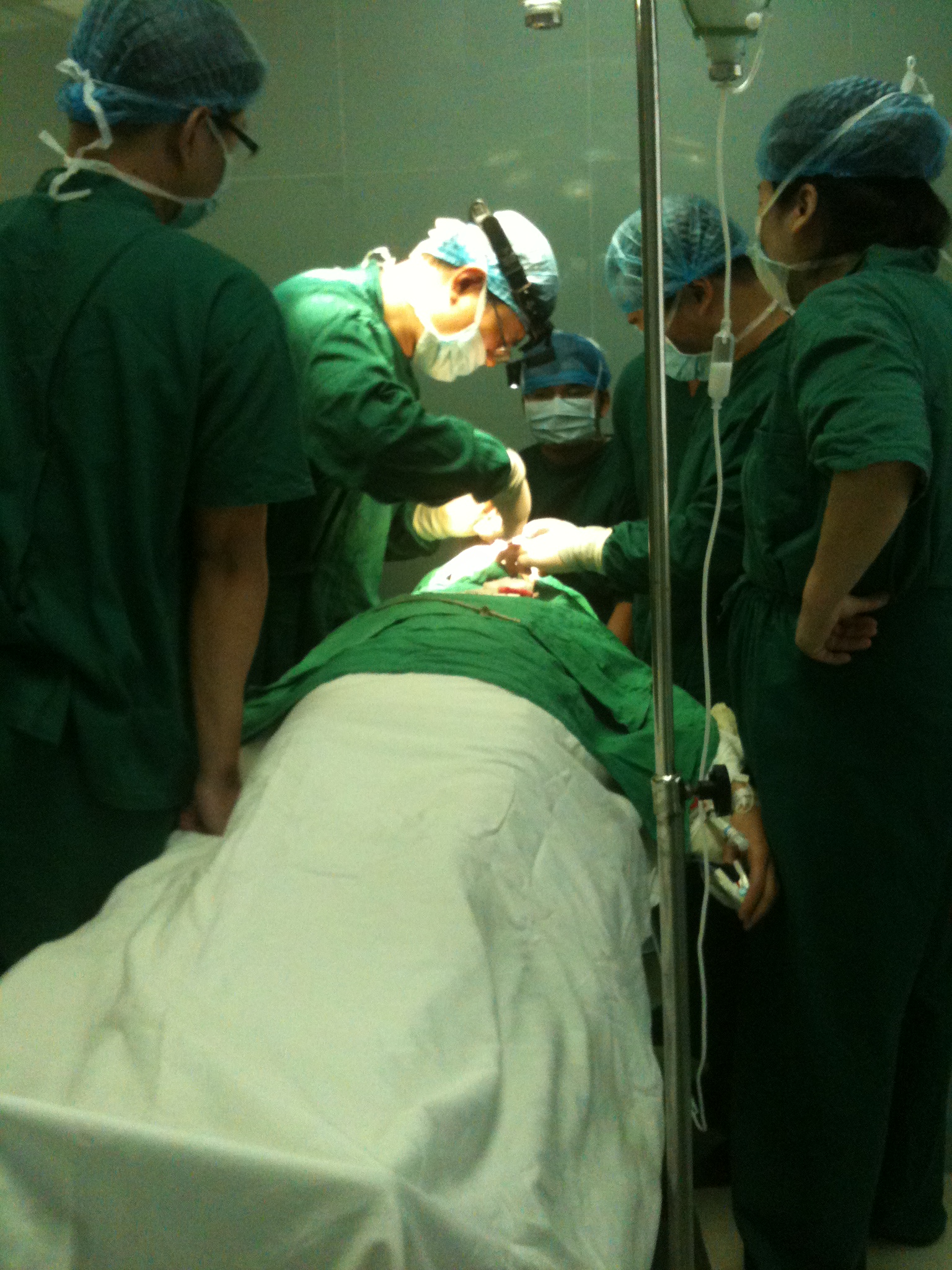 樸教授手術(shù)中.jpg