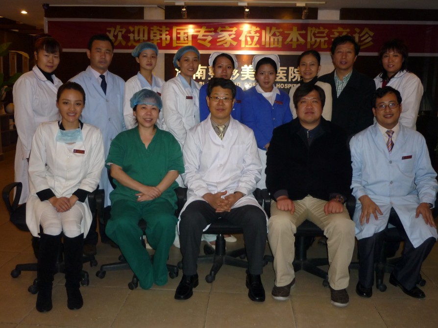 樸教授與醫(yī)院主治醫(yī)生合影.jpg